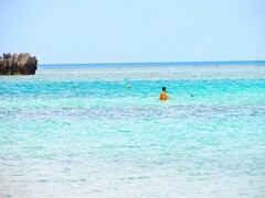 石垣島　川平湾　もう海水浴している人がいた。