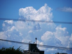 ベランダからの夏雲Ⅱ　　何気ないものを撮ってもカメラは楽しい　(*'ω'*)／