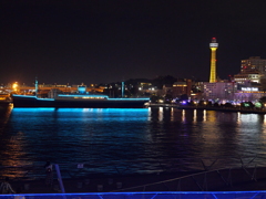 青い光の氷川丸とマリンタワー