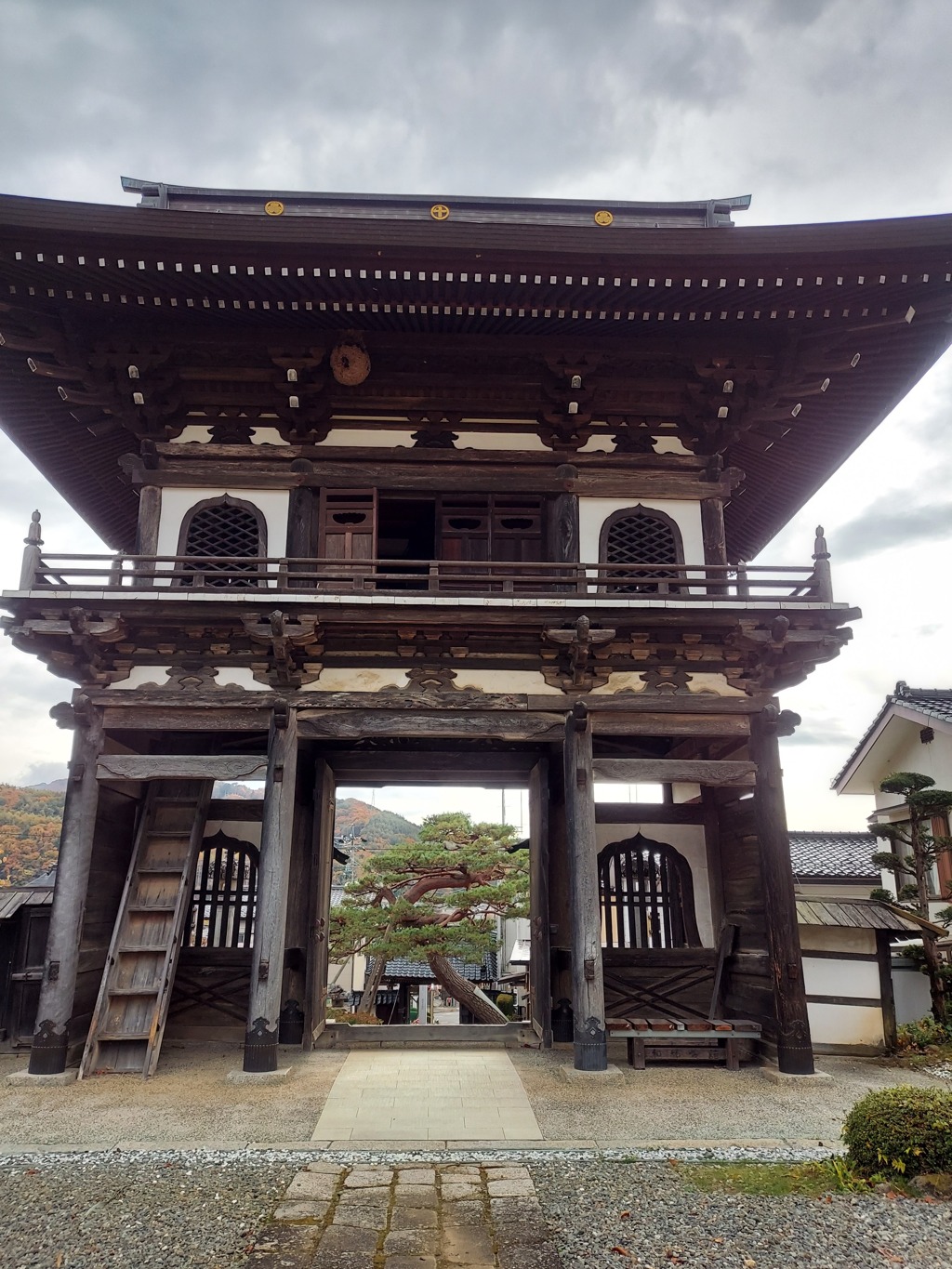 高遠　満光寺山門　両親に手を合わせ明日帰ります。