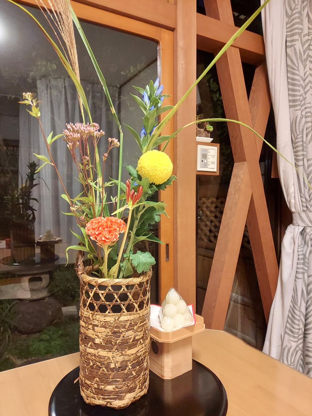今日は、お月見。お月様ご相伴に預かります。