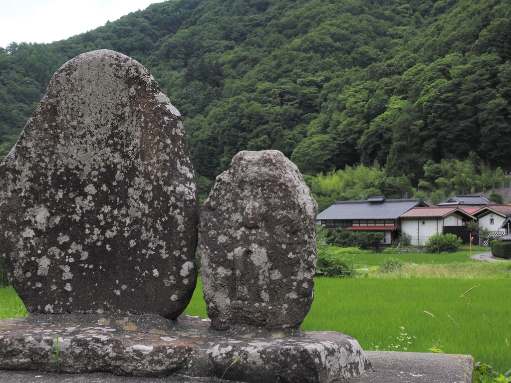都会者が好きな道祖神と山のある風景