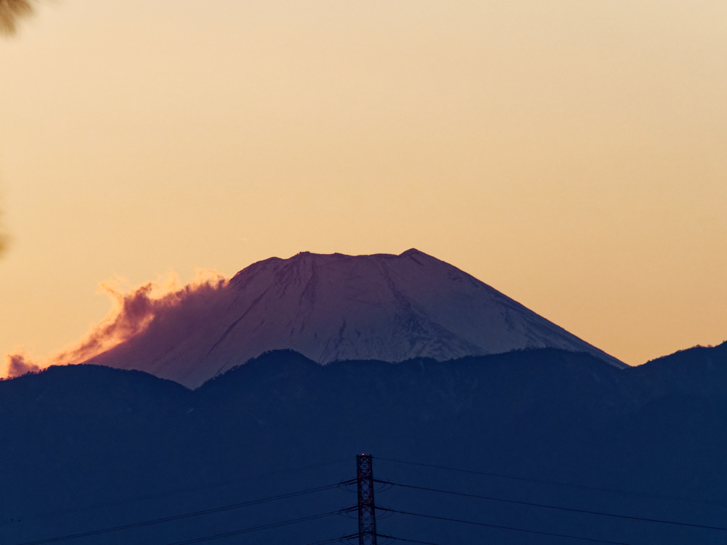 元旦　日没後の富士山　　二子玉川の土手より