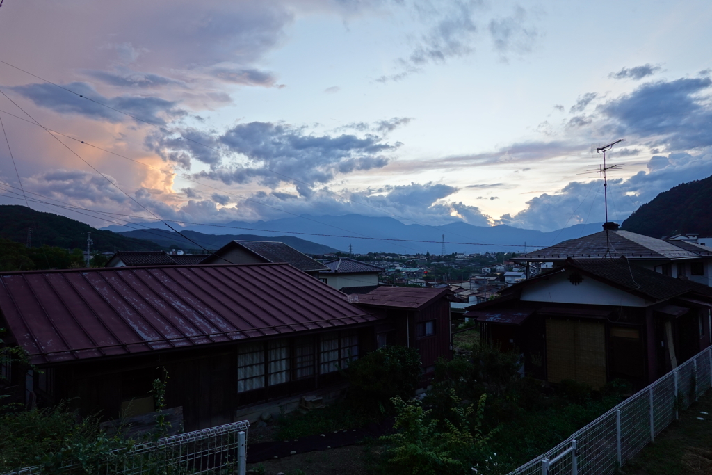 母屋と夕景の空　暗くなると良く花火をして遊んでもらった。
