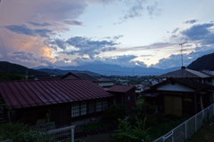 母屋と夕景の空　暗くなると良く花火をして遊んでもらった。