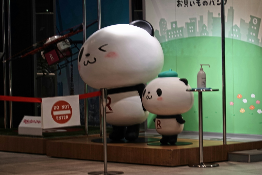 二子玉川楽天に飼われている楽天パンダさん  僕たちもクリスタルに輝かないかな～？