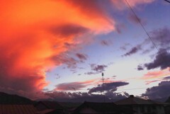日が沈んだ空に赤い雲が綺麗