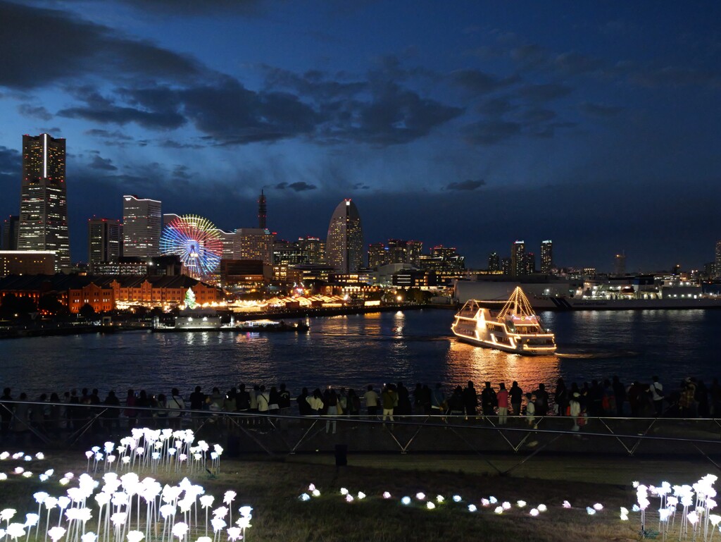 夜のとばりが港に降りる