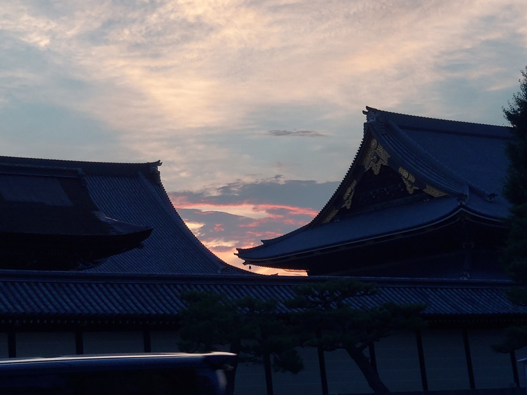 夕景の東本願寺