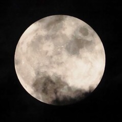 雲の隙間から見えたお月さま
