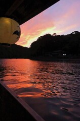 嵐山　鵜飼見学の屋形船から見る水面の夕景