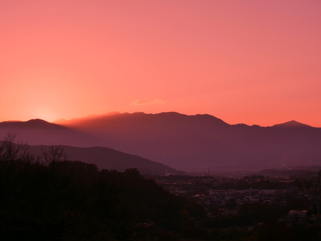 今日もお山の向こうに日が沈む