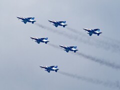 川崎市で市制100年記念　ブルーインパルス飛来