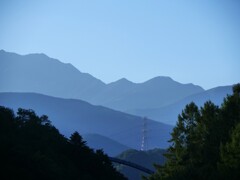 翌日の朝　見上げる仙丈岳が美しい
