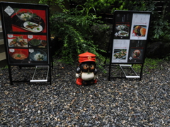お食事処にいた清水焼のたぬきさん