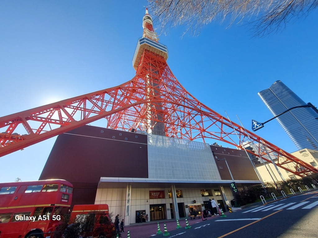 東京タワーの前でお仕事