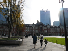 ある家族の朝の東京駅