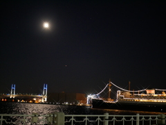 月と大桟橋と氷川丸