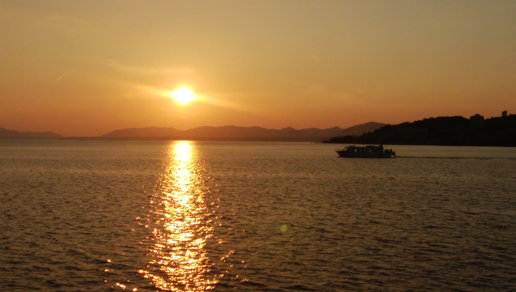 宍道湖の夕陽と遊覧船