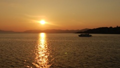 宍道湖の夕陽と遊覧船