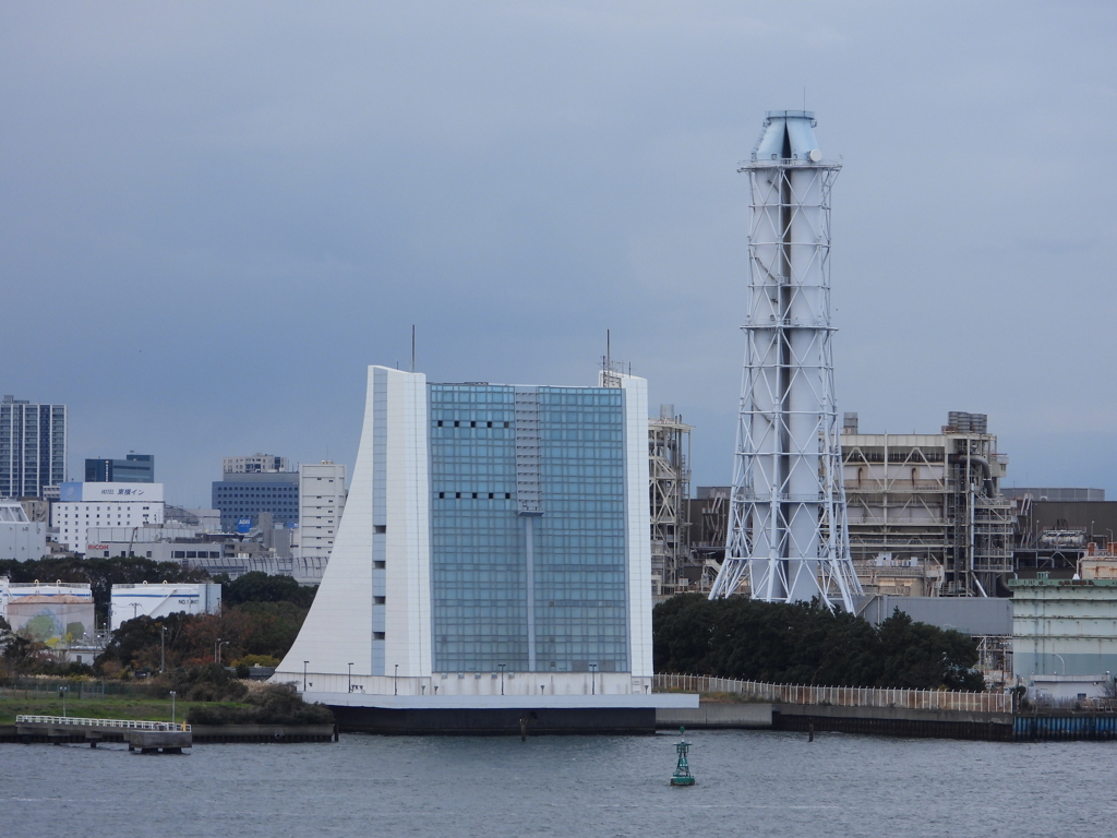 火力発電所とトンネル換気塔