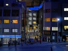 スモールワールズ東京 夜の繁華街とローソン
