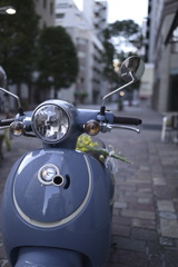 淡いバイクとイタリア街