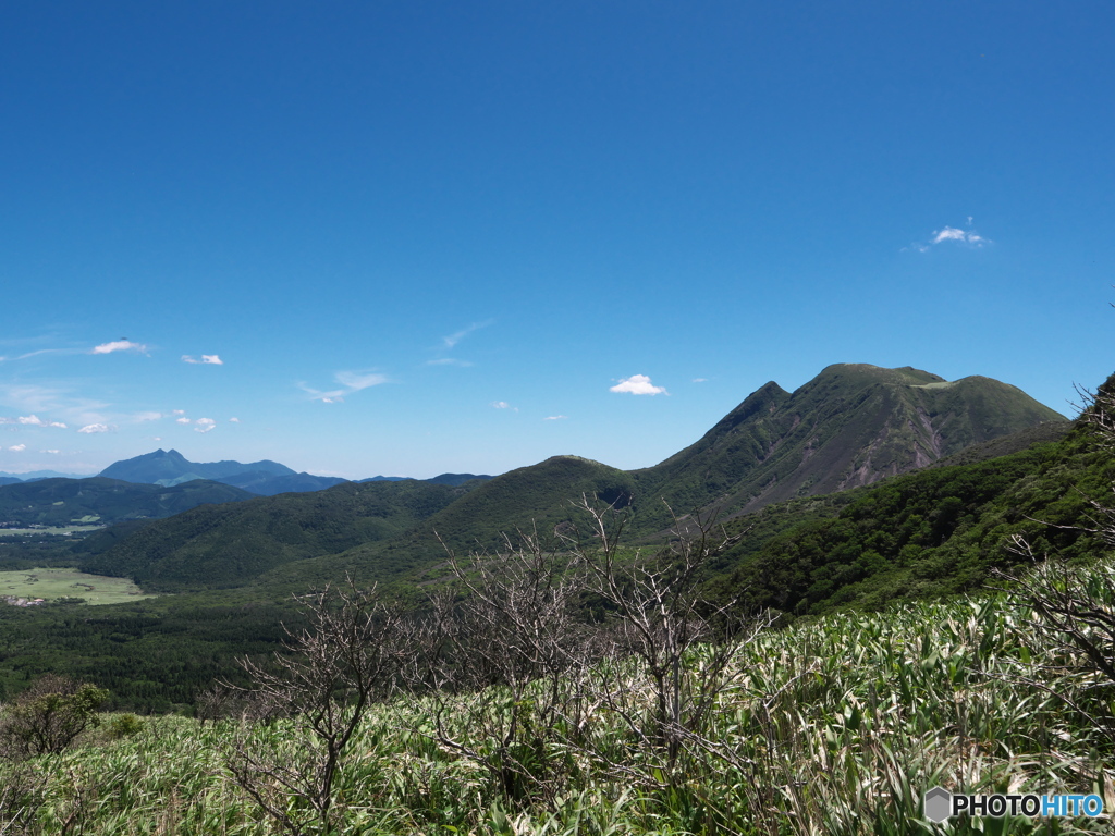 沓掛山展望所付近より三俣山と由布岳