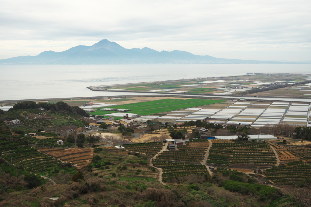 天水町から雲仙普賢岳と有明海を望む