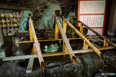 神社の鳥居前に