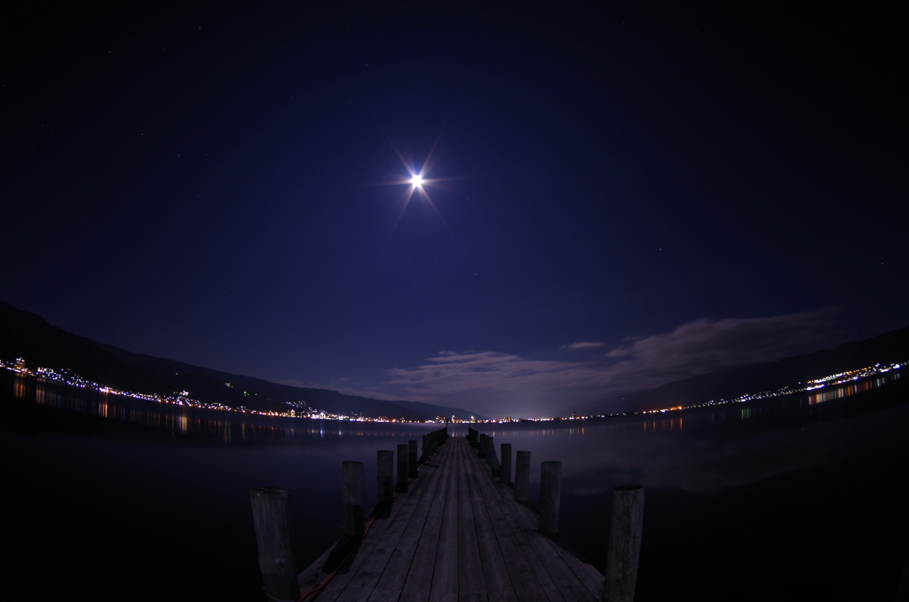 諏訪湖と月