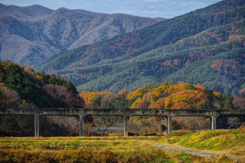 紅葉と水路橋