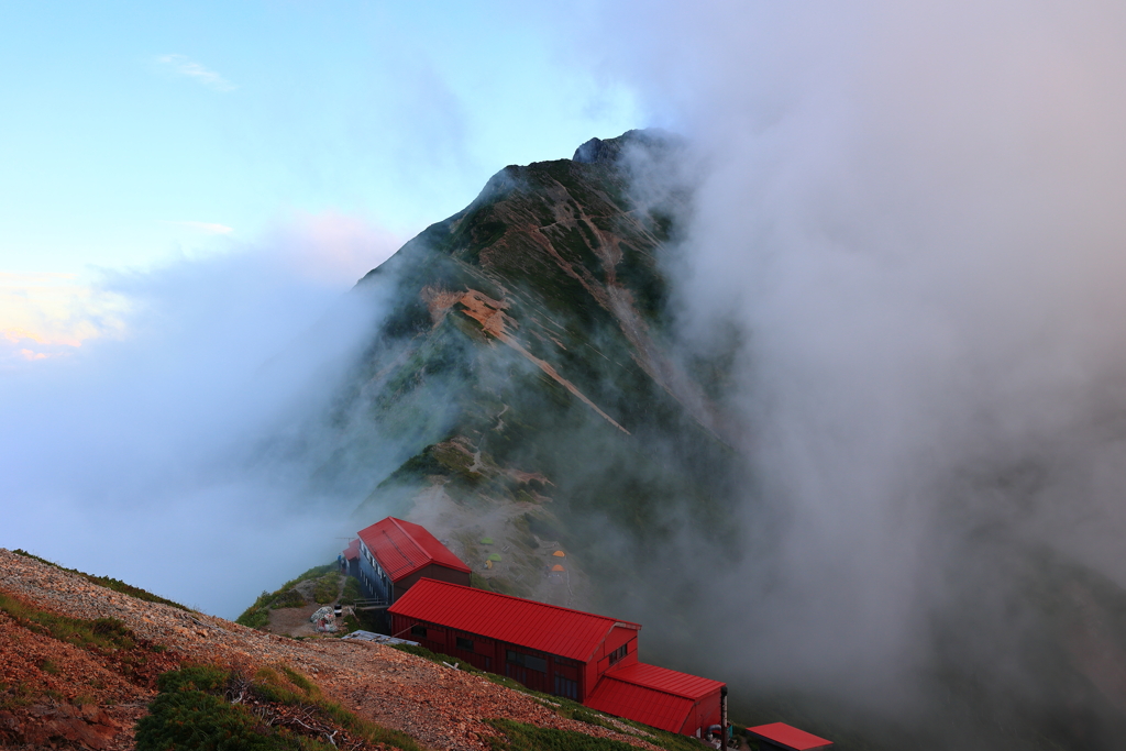 五竜山荘と雲隠れの五竜岳