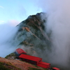 五竜山荘と雲隠れの五竜岳