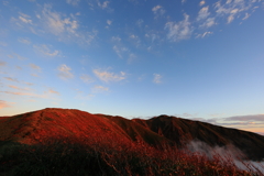 赤く燃える頼母木山