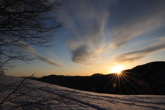 登山道照らす朝日