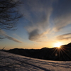 登山道照らす朝日
