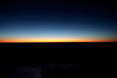 明けの明星と水平線　安達太良山