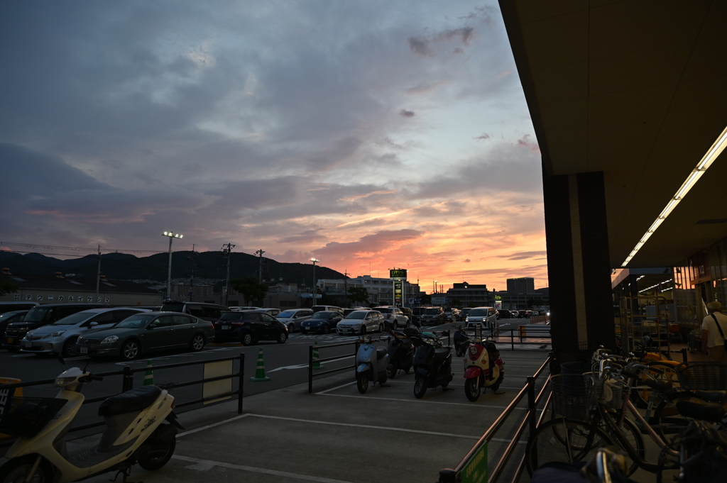 夕暮れのショッピングモール