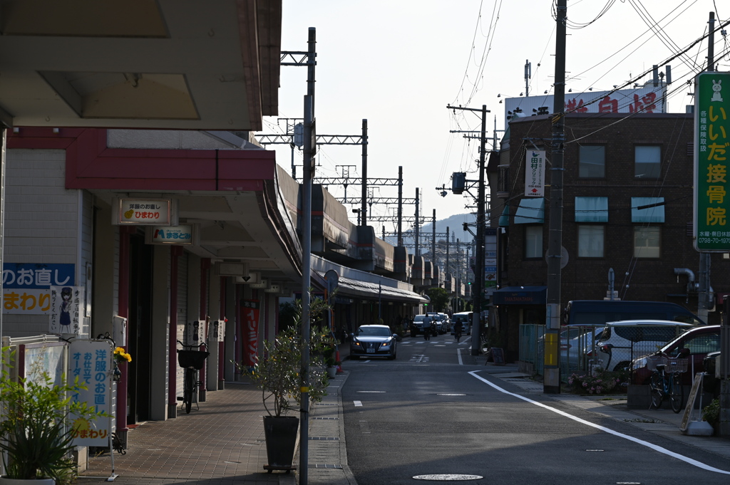 夕方のガードレール下