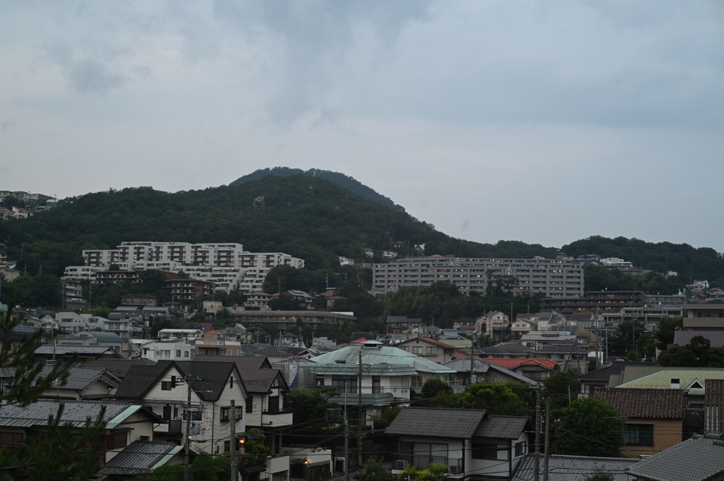 雨降り前の甲山