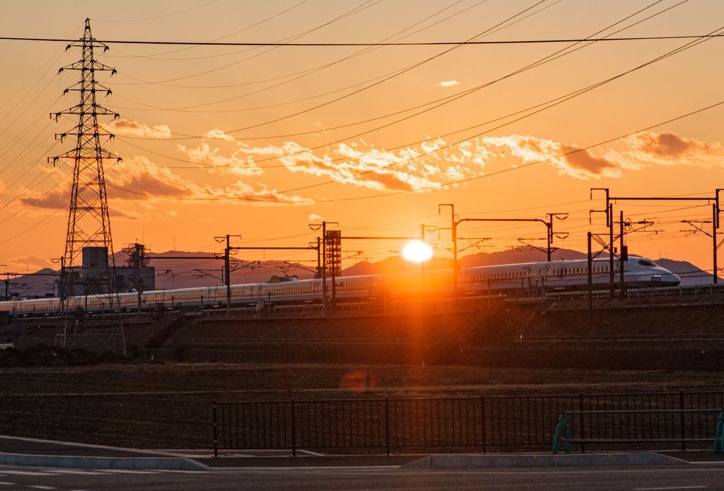 夕焼けと新幹線