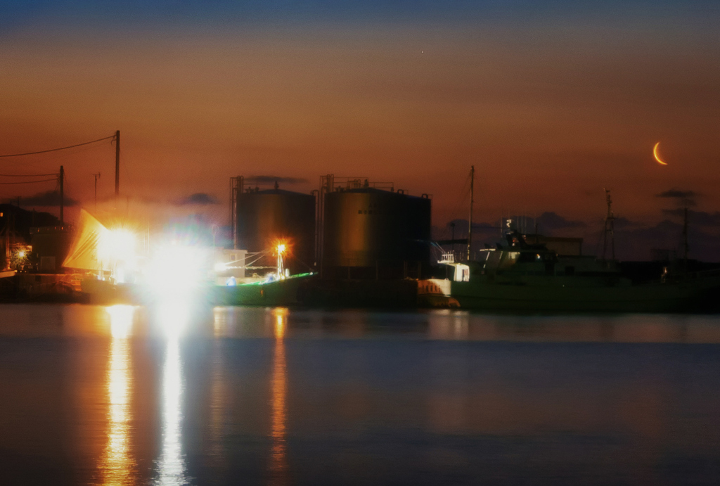 漁港の夜明け トリミング
