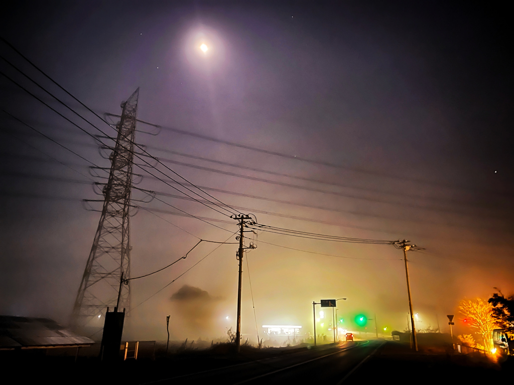 居待月に照らされた霧のまち(iphone12promax手持ち撮影)