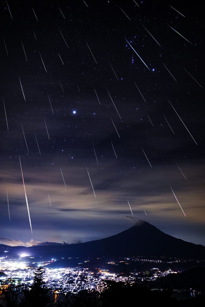 富士山に降り注ぐふたご座流星群 24mm