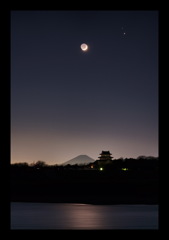 新月と土星と木星に照らされた富士山とお城