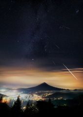 富士山に降り注ぐふたご座流星群 2