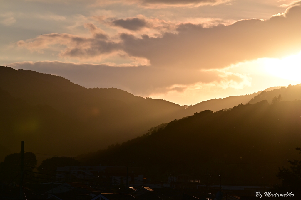 稜線を降る夕陽