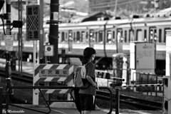 通過待ちの少女