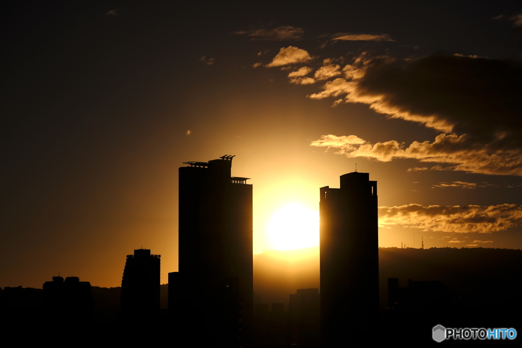 夕暮れ、シルエットの街